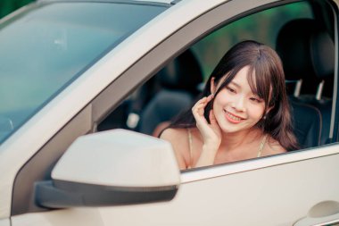 Arabadaki kadın sürücüler, otomatik sürüş konsepti.