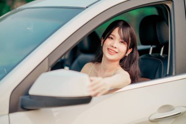 Arabadaki kadın sürücüler, otomatik sürüş konsepti.