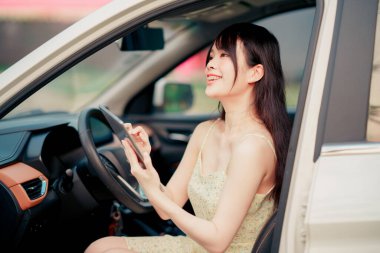 Akıllı telefon kullanan kadın taksi şoförü