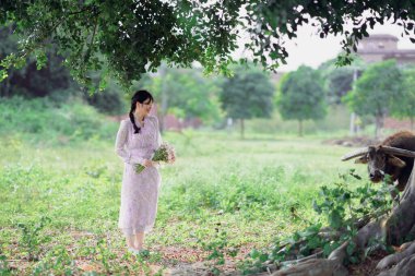 Moda kızı banyan ağacının altında