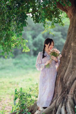 Moda kızı banyan ağacının altında