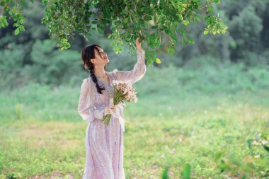 Moda kızı banyan ağacının altında