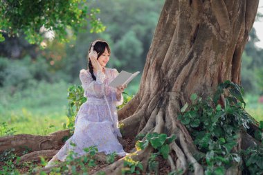 Asyalı kız banyan ağacının altında okudu