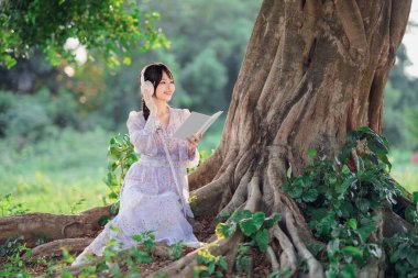 Asyalı kız banyan ağacının altında okudu