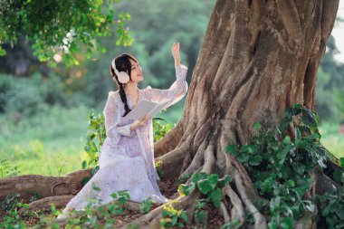 Asyalı kız banyan ağacının altında okudu