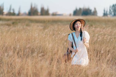 Parkta gitar çalan mutlu kız.