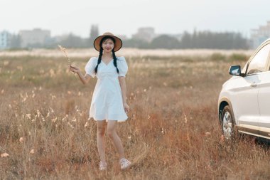 Parkta gitar çalan mutlu kız.