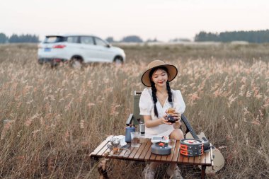 Kamp sırasında doğa parkında kahve.