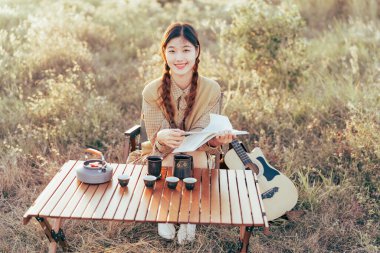 Asyalı kızlar banliyöde çay yapar.