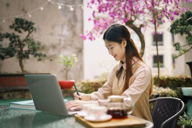 Asyalı kızlar avluda çalışıyor.