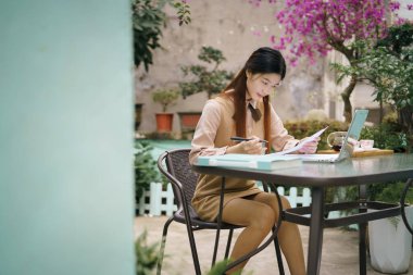 Asyalı kızlar avluda çalışıyor.