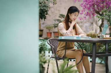 Asyalı kızlar avluda çalışıyor.