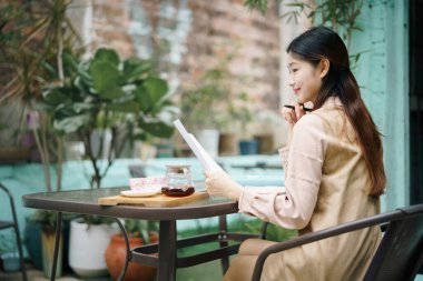 Asyalı kızlar avluda çalışıyor.