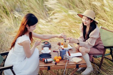 Kamp sırasında doğa parkında kahve.