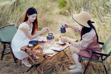 Kamp sırasında doğa parkında kahve.