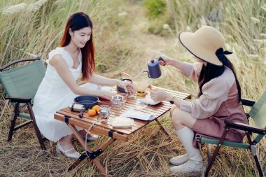 Kamp sırasında doğa parkında kahve.