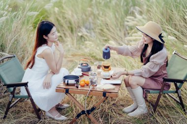 Kamp sırasında doğa parkında kahve.