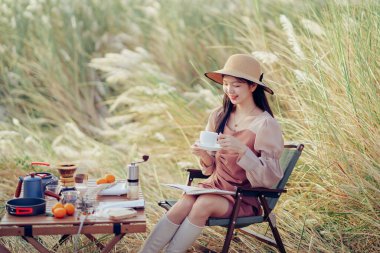 Kamp sırasında doğa parkında kahve.