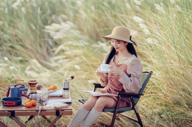 Kamp sırasında doğa parkında kahve.