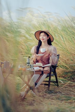 Kamp sırasında doğa parkında kahve.