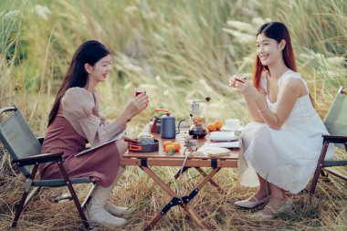 Kamp sırasında doğa parkında kahve.