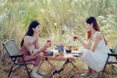 Kamp sırasında doğa parkında kahve.