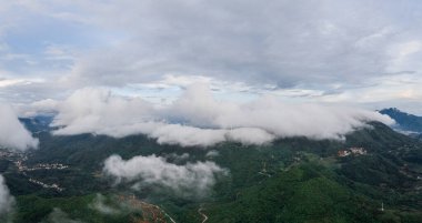 Dağlardaki bulutlar ve köyler