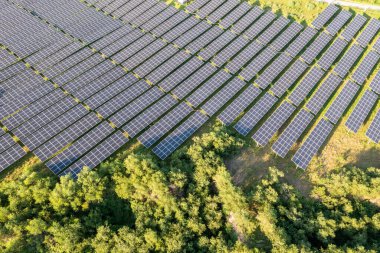 Bahçedeki güneş panelleri.