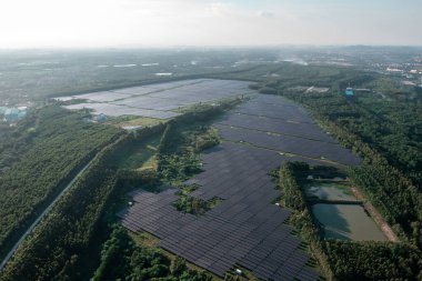 Bahçedeki güneş panelleri.