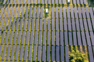 Bahçedeki güneş panelleri.