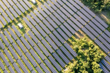 Bahçedeki güneş panelleri.