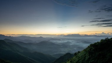 güneşin ve denizin dağın zirvesine bulutlara