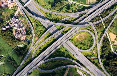 Otoyol kavşağının hava görüntüsü. Yol kavşağı. Ormandan geçen bir otoyolun havadan çekilmiş fotoğrafı.