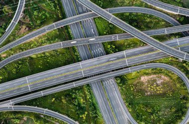 Otoyol kavşağının hava görüntüsü. Yol kavşağı. Ormandan geçen bir otoyolun havadan çekilmiş fotoğrafı.