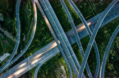 Otoyol kavşağının hava görüntüsü. Yol kavşağı. Ormandan geçen bir otoyolun havadan çekilmiş fotoğrafı.