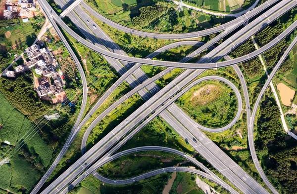 Otoyol kavşağının hava görüntüsü. Yol kavşağı. Ormandan geçen bir otoyolun havadan çekilmiş fotoğrafı.