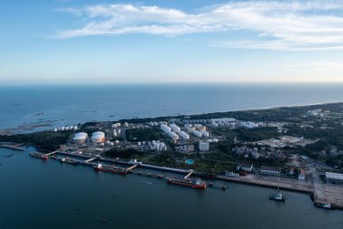 Petrol deposu körfezde.