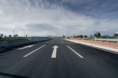 çelik köprü ve gün batımı gökyüzü ile yol