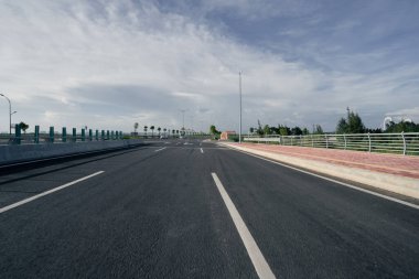 çelik köprü ve gün batımı gökyüzü ile yol