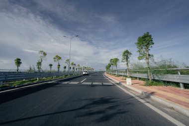 çelik köprü ve gün batımı gökyüzü ile yol