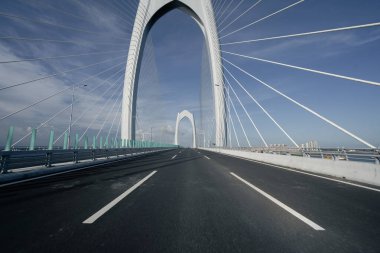 çelik köprü ve gün batımı gökyüzü ile yol