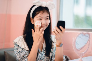 Güzel genç kız barışıyor.