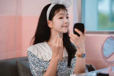 Güzel genç kız barışıyor.