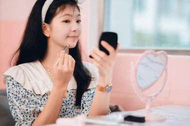 Güzel genç kız barışıyor.