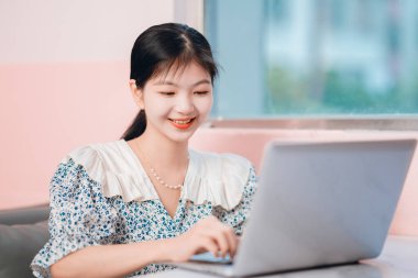 Güzel genç kızlar dizüstü bilgisayar kullanıyor.