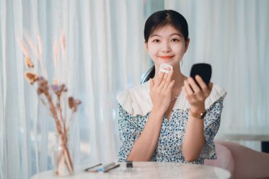 Güzel genç kız barışıyor.