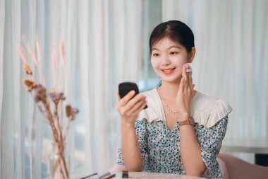 Güzel genç kız barışıyor.