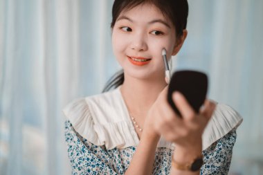 Güzel genç kız barışıyor.