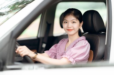Yeni başlayan bir kadın sürücü arabada oturuyor.