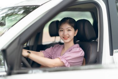 Yeni başlayan bir kadın sürücü arabada oturuyor.